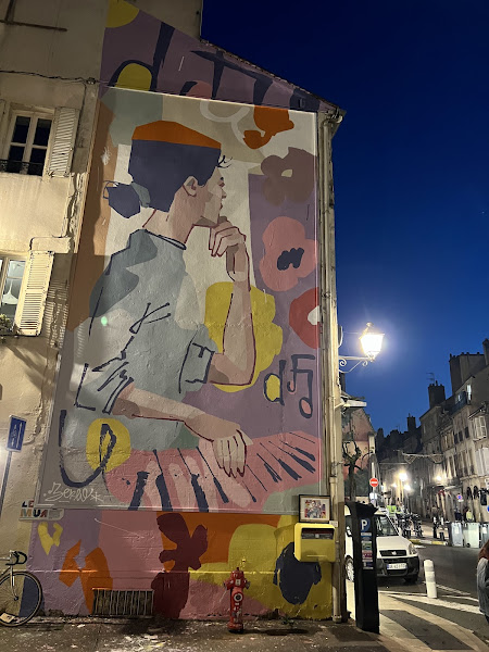 Mural sur la façade, changent chaque année - façadier enduiseur à Dijon