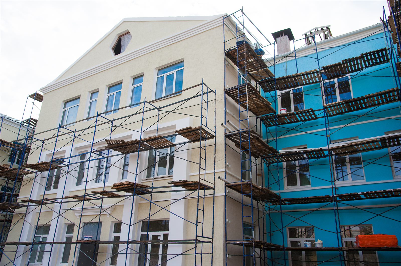 Chantier de rénovation de façade sous échafaudage